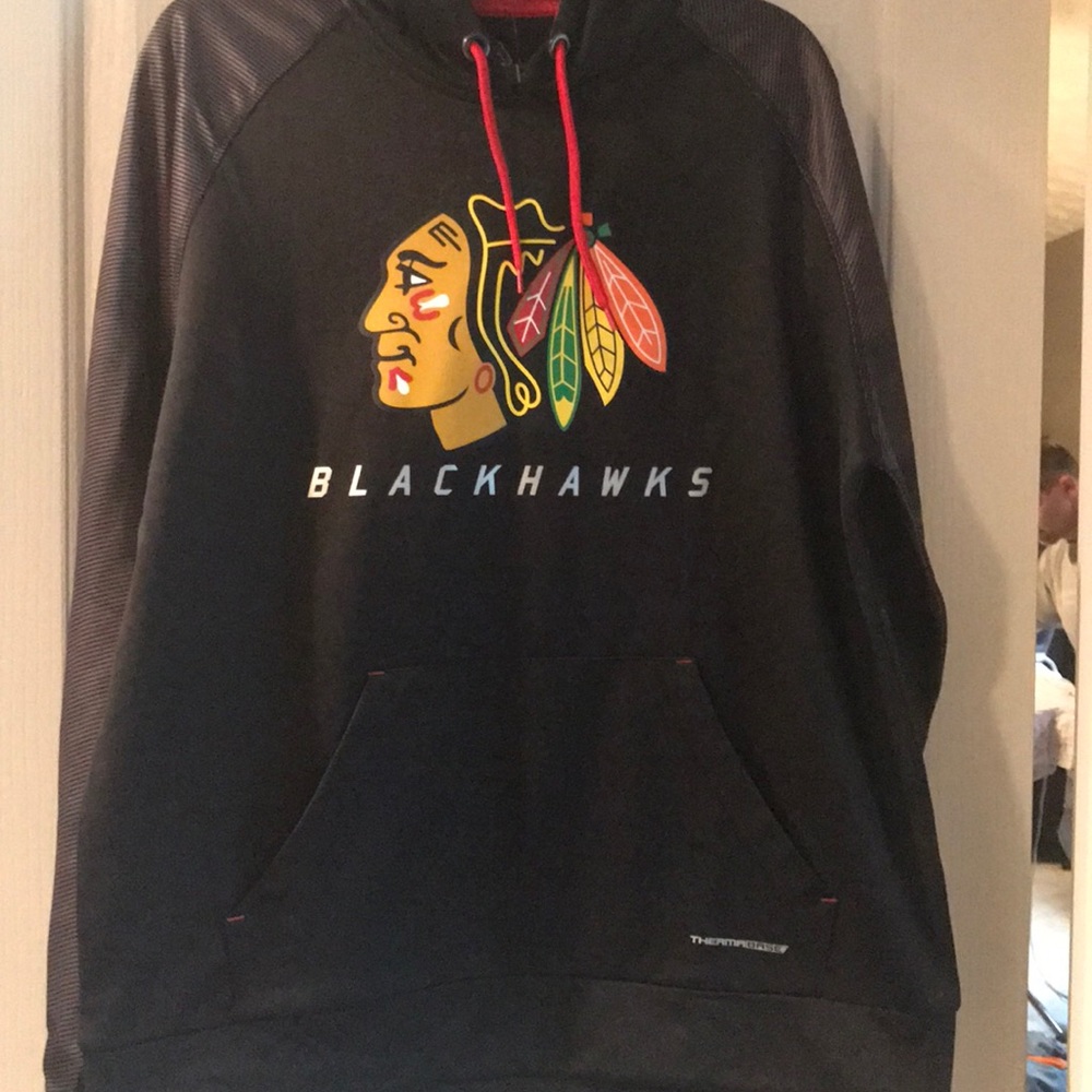 men’s Majestic Blackhawks sweatshirt. Large NWT